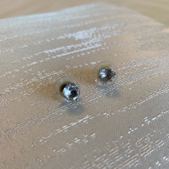 BUNDLE x 4 Beautiful stud earrings - Picture 2 of 4